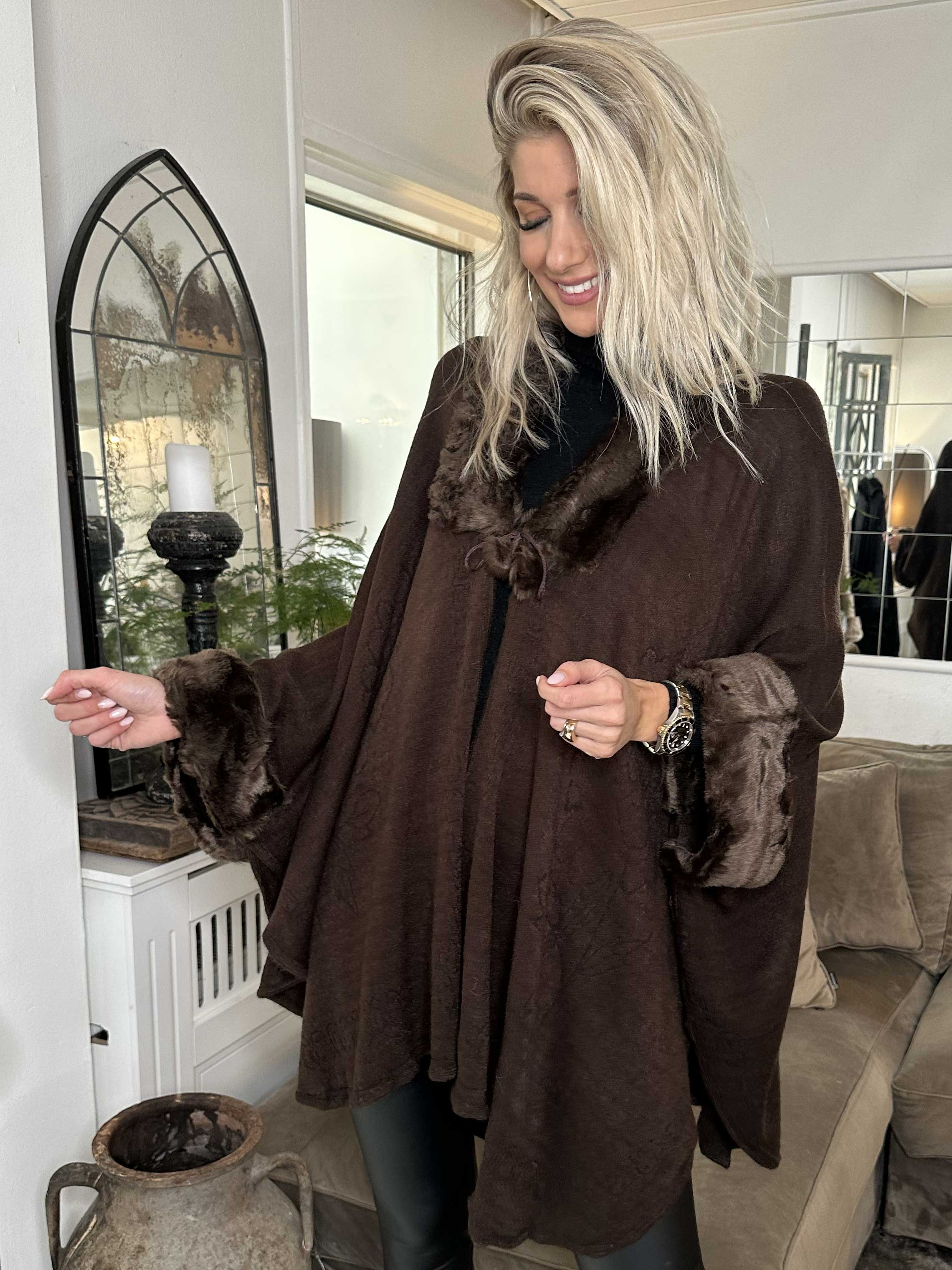 Manon - Strikponcho med faux fur pelskant